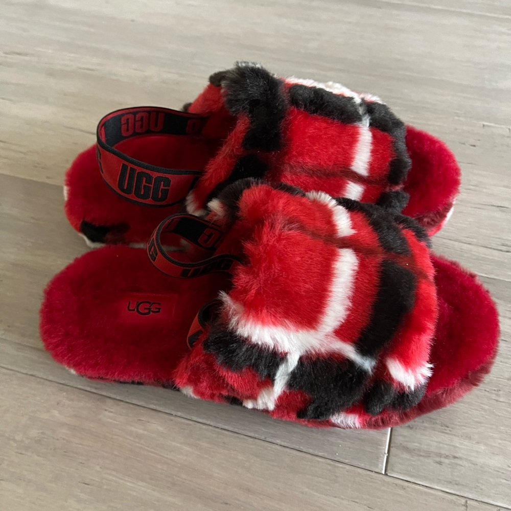 UGG Fluff Yeah Slide slippers size 4 (big girl)  .NEW without box